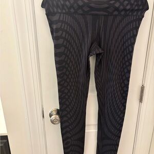 ALO Yoga Black and Gray Patterned Thick Leggings size L